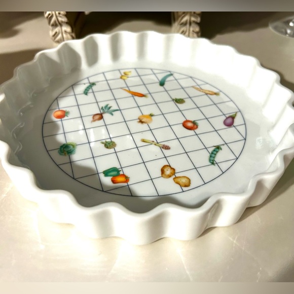 Like new, oven to table porcelain ware baking dish… quiche, tortes etc… veggies - Picture 3 of 8
